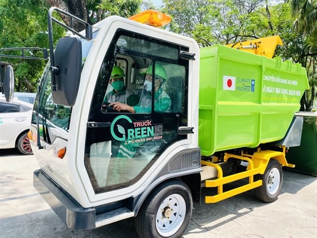 An electric truck is used to collect waste in Hue City. The United Nations Development Programme (UNDP) and the Embassy of Japan in Vietnam have handed over six electric trucks to Hue City for waste collection. (Photo courtesy of UNDP) An electric truck is used to collect waste in Hue City. The United Nations Development Programme (UNDP) and the Embassy of Japan in Vietnam have handed over six electric trucks to Hue City for waste collection. (Photo courtesy of UNDP)