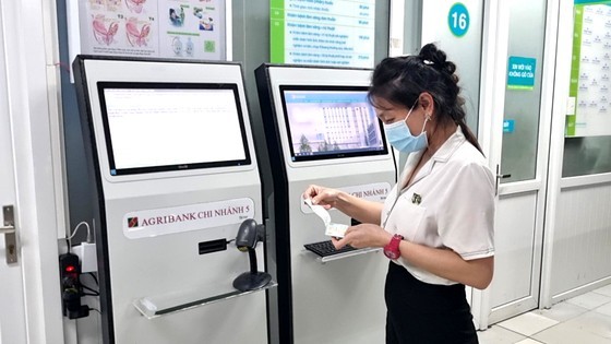 Patients are given smart cards in Binh Dan Hospital