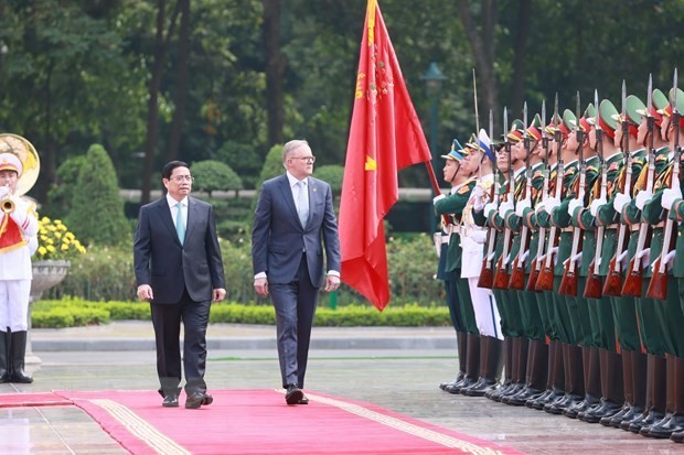 PM Pham Minh Chinh and Australian PM Anthony Albanese inspect the guard of honor in Hanoi on June 4. (Photo: VNA) PM Pham Minh Chinh and Australian PM Anthony Albanese inspect the guard of honor in Hanoi on June 4. (Photo: VNA)