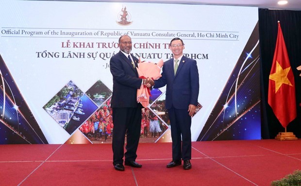 Tran Phuoc Anh (R), Director of the HCMC Department of Foreign Affairs, congratulates Charlot Salwai, a representative of the Vanuatu Ministry of Foreign Affairs, International Cooperation and External Trade and a parliamentarian, on the opening of the Vanuatu Consulate General. (Photo: VNA) Tran Phuoc Anh (R), Director of the HCMC Department of Foreign Affairs, congratulates Charlot Salwai, a representative of the Vanuatu Ministry of Foreign Affairs, International Cooperation and External Trade and a parliamentarian, on the opening of the Vanuatu Consulate General. (Photo: VNA)