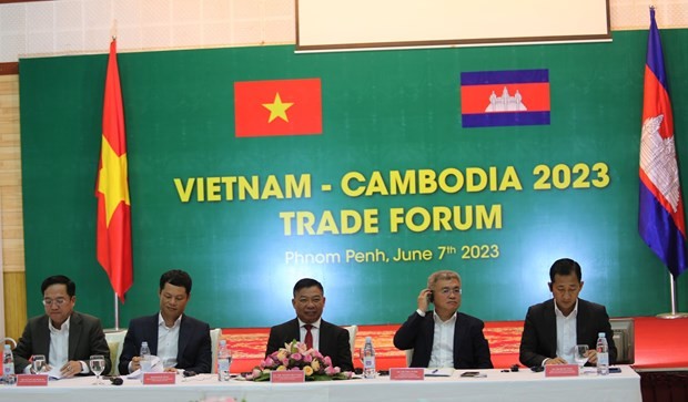 At the Vietnam-Cambodia trade forum. (Photo: VNA) At the Vietnam-Cambodia trade forum. (Photo: VNA)