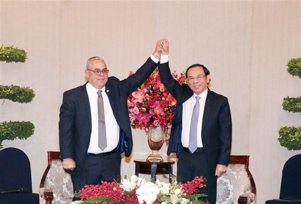 Politburo member and Secretary of the Ho Chi Minh City Party Committee Nguyen Van Nen (R) and member of the Communist Party of Cuba (PCC) Central Committee and First Secretary of the Havana Party Committee Luis Antonio Torres Iríbar. (Photo: VNA)