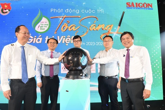 Journalist Tang Huu Phong and Deputy Secretary of Ho Chi Minh City Party Committee Nguyen Ho Hai launch the contest for the phase of 2023-2025 (Photo: SGGP) Journalist Tang Huu Phong and Deputy Secretary of Ho Chi Minh City Party Committee Nguyen Ho Hai launch the contest for the phase of 2023-2025 (Photo: SGGP)