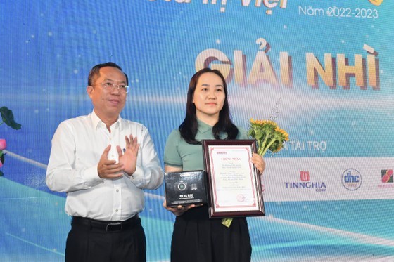 The organizers award the second prize for the work by author Kieu Bich Huong (Photo: SGGP) The organizers award the second prize for the work by author Kieu Bich Huong (Photo: SGGP)