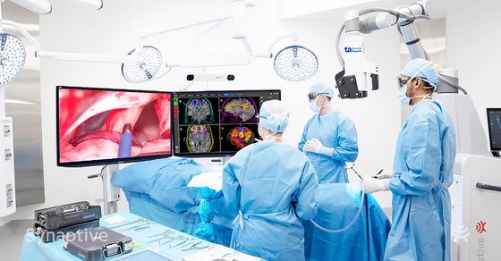 Medical staff of the Tam Anh Hospital carry out robotic surgery (Photo: SGGP)