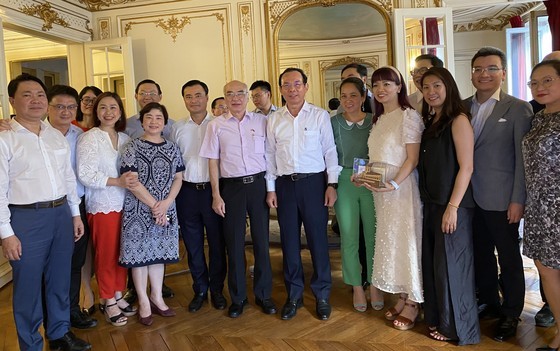 The delegation and members of the Association of Vietnamese Scientists and Experts (Photo: SGGP) The delegation and members of the Association of Vietnamese Scientists and Experts (Photo: SGGP)
