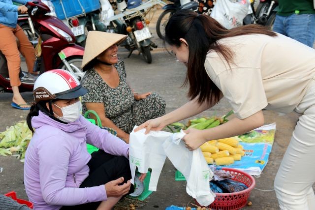 The Phu Quy Island District Women's Union presents eco-friendly biodegradable plastic bags to sellers at Tam Thanh Market, Phu Quy Island in the southern province of Binh Thuan. — VNA/VNS Photo The Phu Quy Island District Women's Union presents eco-friendly biodegradable plastic bags to sellers at Tam Thanh Market, Phu Quy Island in the southern province of Binh Thuan. — VNA/VNS Photo