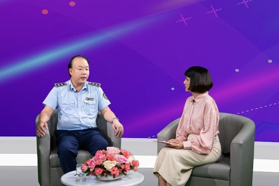 Mr. Tran Huu Linh, General Director of the Market Surveillance Agency (L) talks about conterfeit goods Mr. Tran Huu Linh, General Director of the Market Surveillance Agency (L) talks about conterfeit goods