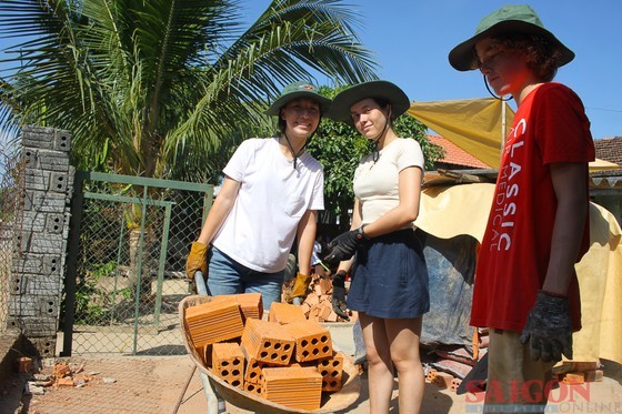 In sweaty T-shirts, American students are still enthusiastically pushing bricks (Photo: SGGP) In sweaty T-shirts, American students are still enthusiastically pushing bricks (Photo: SGGP)