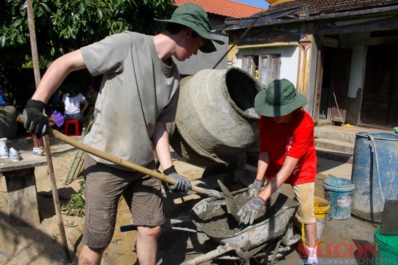 American students are still enthusiastically mixing cement and sand (Photo: SGGP) American students are still enthusiastically mixing cement and sand (Photo: SGGP)