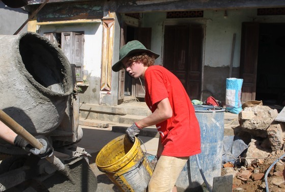 American students build three houses in Tinh Khe Commune (Photo: SGGP) American students build three houses in Tinh Khe Commune (Photo: SGGP)