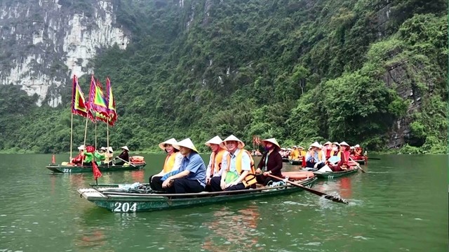 Tourists on a sightseeing tour in Trang An Scenic Complex, Ninh Binh Province. — VNA/VNS Photo