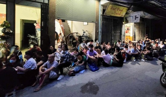 Parents queue overnight to submit their children&apos;s schooling files for enrolment