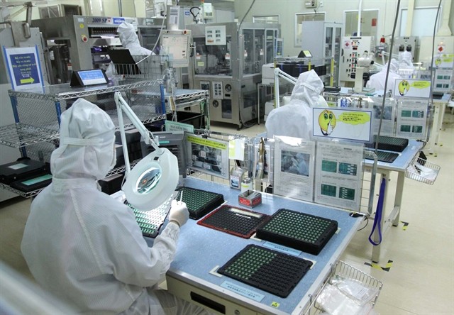 The information and communications technologies (ICT) sector reported a drop by 10.35 percent in revenue against the same period to just VND1.45 trillion. — VNA/VNS Photo The information and communications technologies (ICT) sector reported a drop by 10.35 percent in revenue against the same period to just VND1.45 trillion. — VNA/VNS Photo