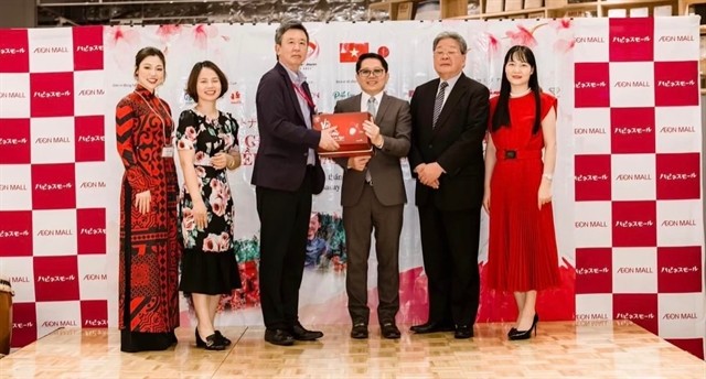From left to right: Kaori Nishikawa (Bigglobal HR Inc), Nguyen Tuyet (Phuc Lam Co Ltd), Morishima Shigeru (Aeon Mall- Sakai) and Consul General Ngo Trinh Ha, Yamamoto Hironobu (JVEDA ) and Nguyen Thi Hiep(Bac Giang Department of Industry and Trade) at the event. — Photo courtesy of JVEDA From left to right: Kaori Nishikawa (Bigglobal HR Inc), Nguyen Tuyet (Phuc Lam Co Ltd), Morishima Shigeru (Aeon Mall- Sakai) and Consul General Ngo Trinh Ha, Yamamoto Hironobu (JVEDA ) and Nguyen Thi Hiep(Bac Giang Department of Industry and Trade) at the event. — Photo courtesy of JVEDA