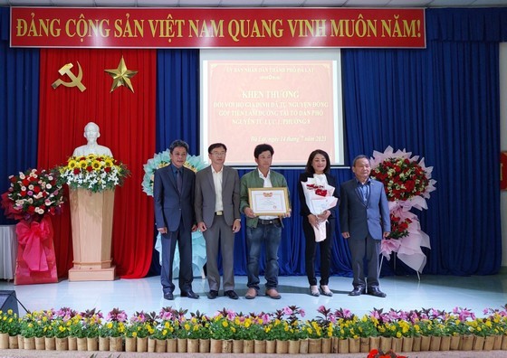 Members of Mr. Dinh Thai Hong&apos;s family at the ceremony