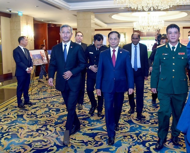 Foreign Minister Bui Thanh Son welcomes his Singaporean counterpart Vivian Balakrishnan to the event. (Photo: VNA)