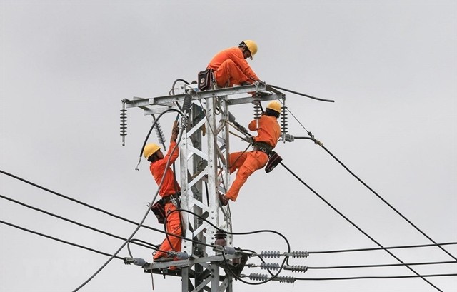 Workers of EVN checking the transmission system. Vietnam should focus on completing the legal framework for the operation of a competitive retail electricity market.— VNA/VNS Photo