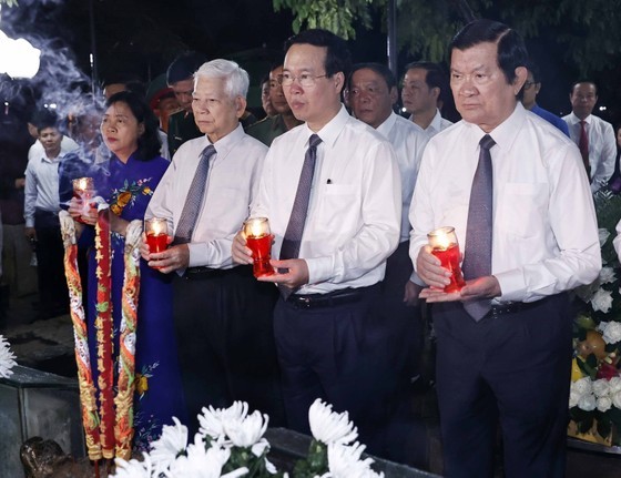President Vo Van Thuong and the delegation respectfully offer incense in tribute to martyrs, revolutionary soldiers and patriots who had heroically sacrificed their lives in Con Dao. (Photo: VNA)