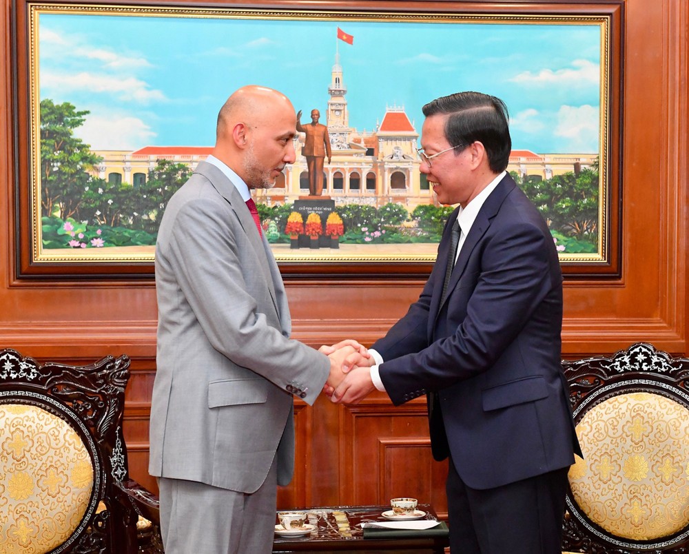 Chairman of Ho Chi Minh City People's Committee Phan Van Mai (R) receives Ambassador of the United Arab Emirates (UAE) to Vietnam Bader Almatrooshi Chairman of Ho Chi Minh City People's Committee Phan Van Mai (R) receives Ambassador of the United Arab Emirates (UAE) to Vietnam Bader Almatrooshi