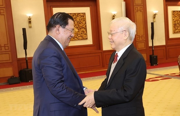 CPV General Secretary Nguyen Phu Trong (R) meets with CPP President and Prime Minister of Cambodia Samdech Techo Hun Sen in Hanoi on February 18, 2023. (Photo: VNA)