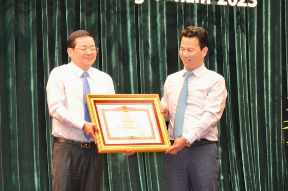 Director of the Department of Natural Resources and Environment Nguyen Toan Thang is honored with a certificate of merit from the Prime Minister Director of the Department of Natural Resources and Environment Nguyen Toan Thang is honored with a certificate of merit from the Prime Minister