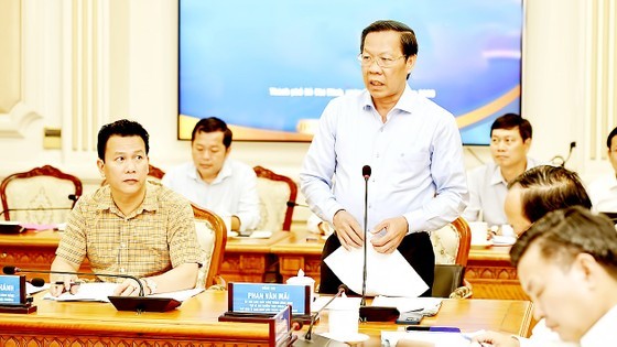 Chairman of Ho Chi Minh City People's Committee Phan Van Mai speaks at the meeting Chairman of Ho Chi Minh City People's Committee Phan Van Mai speaks at the meeting