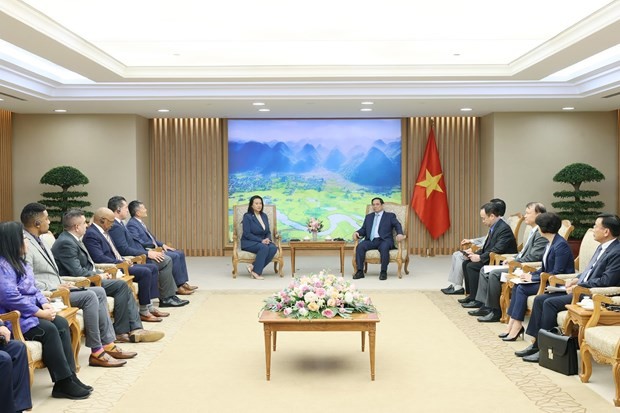 PM Pham Minh Chinh (R) receives the California delegation led by Oakland Mayor Sheng Thao in Hanoi on August 1. (Photo: VNA) PM Pham Minh Chinh (R) receives the California delegation led by Oakland Mayor Sheng Thao in Hanoi on August 1. (Photo: VNA)