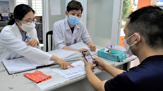 Intern doctor Nguyen Thi Quynh Trang examines and advises people at the Health Station of Hiep Thanh Ward, District 12