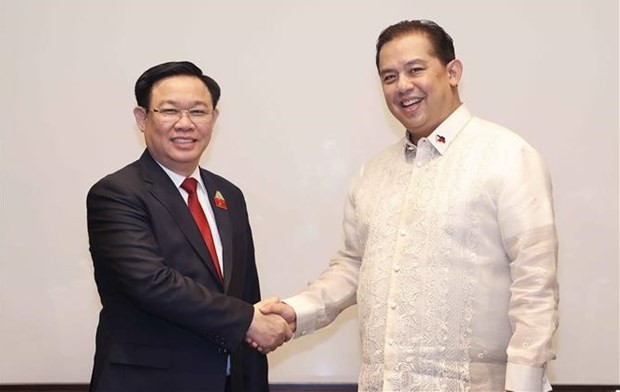 National Assembly Chairman Vuong Dinh Hue (L) meets Speaker of the Philippine House of Representatives Ferdinand Martin Romualdez (Photo: VNA)