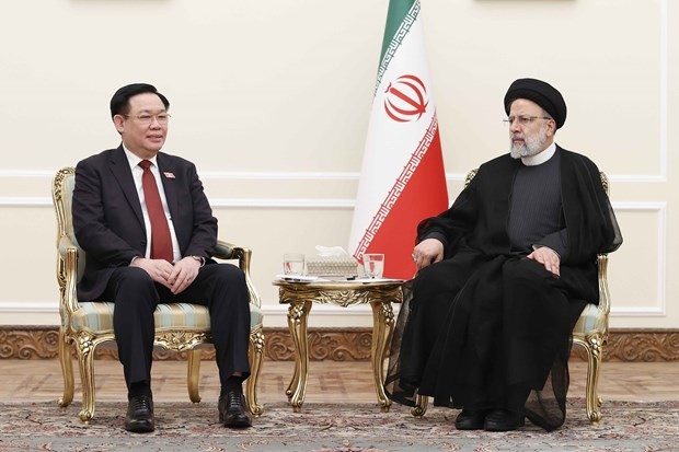NA Chairman Vuong Dinh Hue (L) meets with Iranian President Ebrahim Raisi in Tehran on August 8 (Photo: VNA)