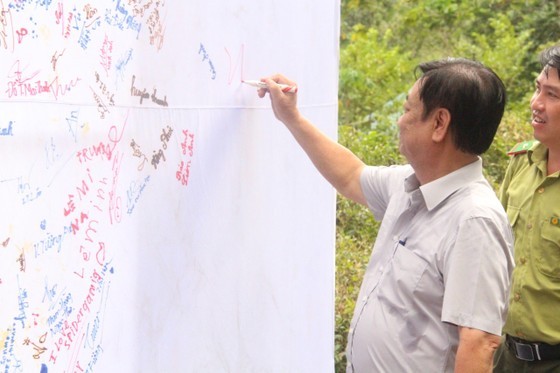 Minister Le Minh Hoan signs a pledge to protect elephants during his field trip to Pu Mat National Park in Nghe An Province from July 28 to 30, 2023 Minister Le Minh Hoan signs a pledge to protect elephants during his field trip to Pu Mat National Park in Nghe An Province from July 28 to 30, 2023