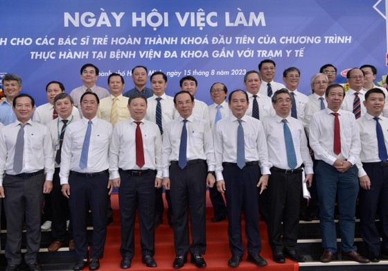 HCMC Party Secretary Nguyen Van Nen and hospital leaders HCMC Party Secretary Nguyen Van Nen and hospital leaders