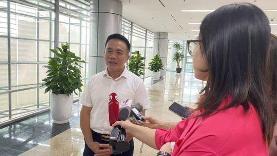 Deputy Head of the Business Department Tran Viet Nguyen answers a reporter's questions