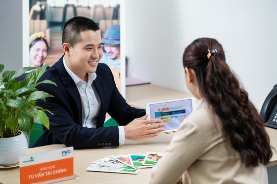 A Vietcombank staff introduces preferential loan package to a customer A Vietcombank staff introduces preferential loan package to a customer