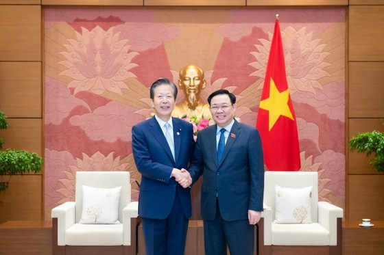 National Assembly Chairman Vuong Dinh Hue shakes hands with Japanese Komeito Party Chief Representative Natsuo Yamaguchi