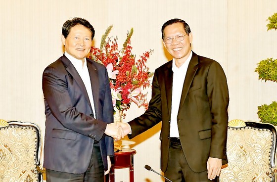 Chairman Phan Van Mai (R) shakes hands with Chairman Li Zhiyong (Photo: SGGP) Chairman Phan Van Mai (R) shakes hands with Chairman Li Zhiyong (Photo: SGGP)