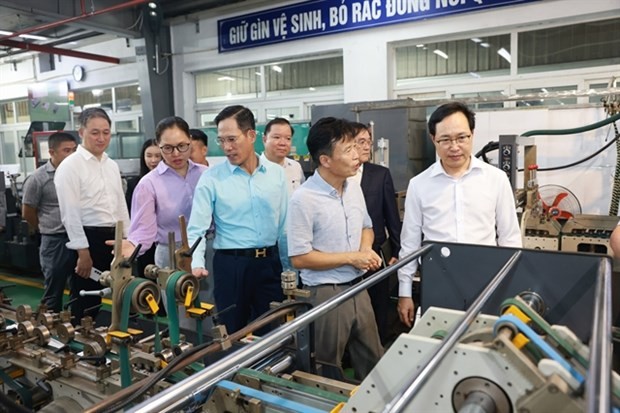 Choi Joo Ho, President of Samsung Vietnam (first from right) and experts visit a factory under the project. (Photo courtesy of Samsung Vietnam) Choi Joo Ho, President of Samsung Vietnam (first from right) and experts visit a factory under the project. (Photo courtesy of Samsung Vietnam)