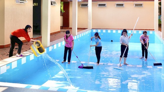 Teaching staff of of Binh Hung Kindergarten cleaned and disinfected swimming pools to prepare to welcome students back to school. Teaching staff of of Binh Hung Kindergarten cleaned and disinfected swimming pools to prepare to welcome students back to school.