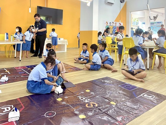 When Tran Hung Dao Primary School’s STEM classroom is put into operation in District 1, students’ skills such as creative thinking, critical thinking, communicative thinking, and group cooperation will be trained more. When Tran Hung Dao Primary School’s STEM classroom is put into operation in District 1, students’ skills such as creative thinking, critical thinking, communicative thinking, and group cooperation will be trained more.
