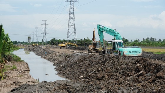 Construction of the path to VSIP Can Tho Industrial Park