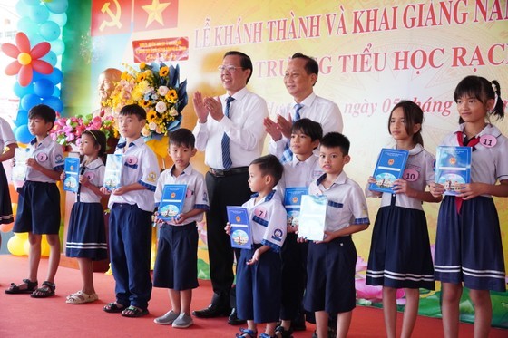 Chairman of Ho Chi Minh City People's Committee Phan Van Mai and Secretary of Binh Chanh District Party Committee Tran Van Nam award scholarships to students of Rach Gia Primary School. (Photo: SGGP) Chairman of Ho Chi Minh City People's Committee Phan Van Mai and Secretary of Binh Chanh District Party Committee Tran Van Nam award scholarships to students of Rach Gia Primary School. (Photo: SGGP)