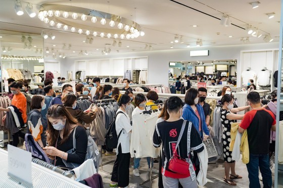 Consumers gather to buy well-known brands. Consumers gather to buy well-known brands.