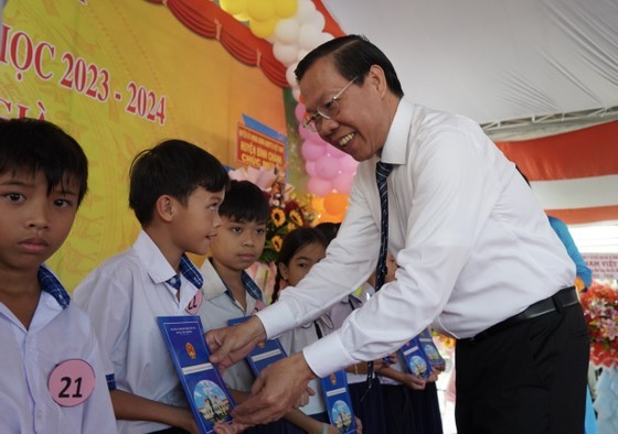 Chairman Mai gives scholarships to students Chairman Mai gives scholarships to students