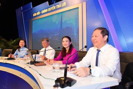 Vice Chairman of Ho Chi Minh City People's Committee Duong Anh Duc (First ,R) Vice Chairman of Ho Chi Minh City People's Committee Duong Anh Duc (First ,R)