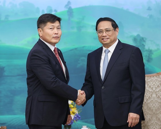 Prime Minister Pham Minh Chinh (R) receives Mongolian Minister of Justice and Home Affairs Khishgee Nyambaatar in Hanoi on September 12. (Photo: VNA) Prime Minister Pham Minh Chinh (R) receives Mongolian Minister of Justice and Home Affairs Khishgee Nyambaatar in Hanoi on September 12. (Photo: VNA)
