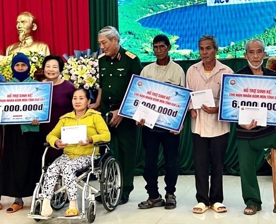 Injured people receive gifts Injured people receive gifts