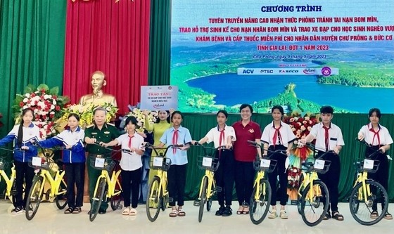 Children are given bicycles and cash. Children are given bicycles and cash.