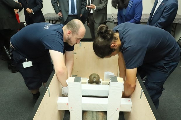 At the handover ceremony of the 7th-century statue. (Photo: VNA) At the handover ceremony of the 7th-century statue. (Photo: VNA)