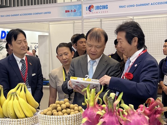 A representative of Aeonmall Group introduces Vietnamese agricultural products in the group&apos;s system